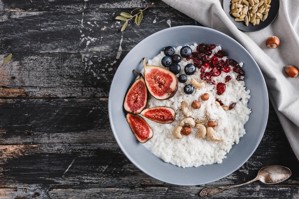 An overhead view of rice porridge and fig alkaline dish